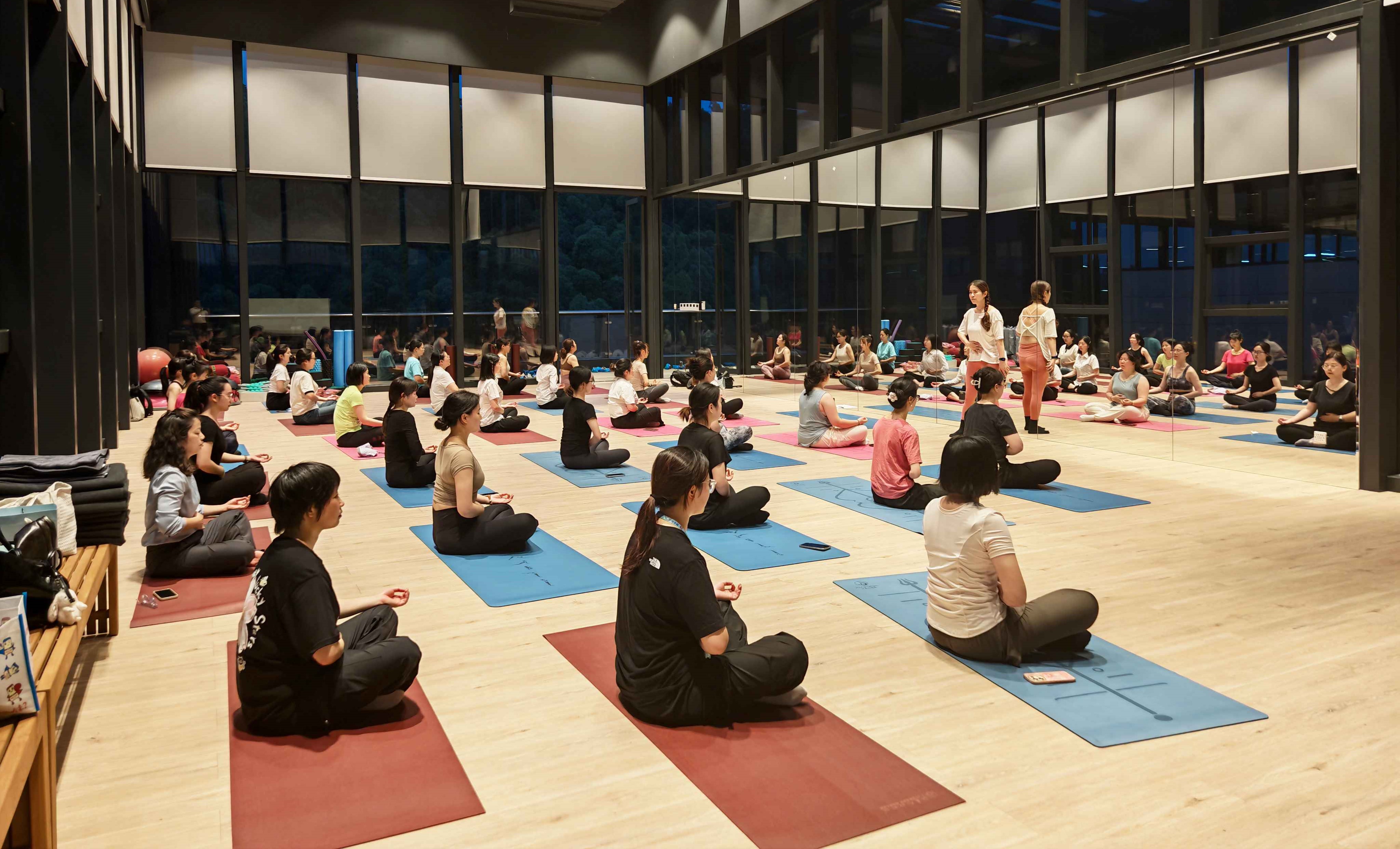 1win科技首期瑜伽班活力开课 解锁职场康健新方法